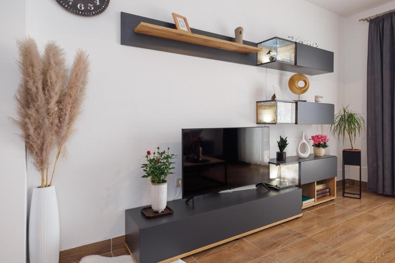 Spacious And Modern App With Big Terrace Malinska Exterior photo
