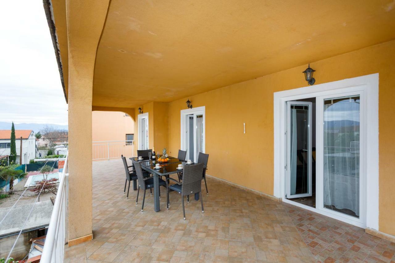 Spacious And Modern App With Big Terrace Malinska Exterior photo
