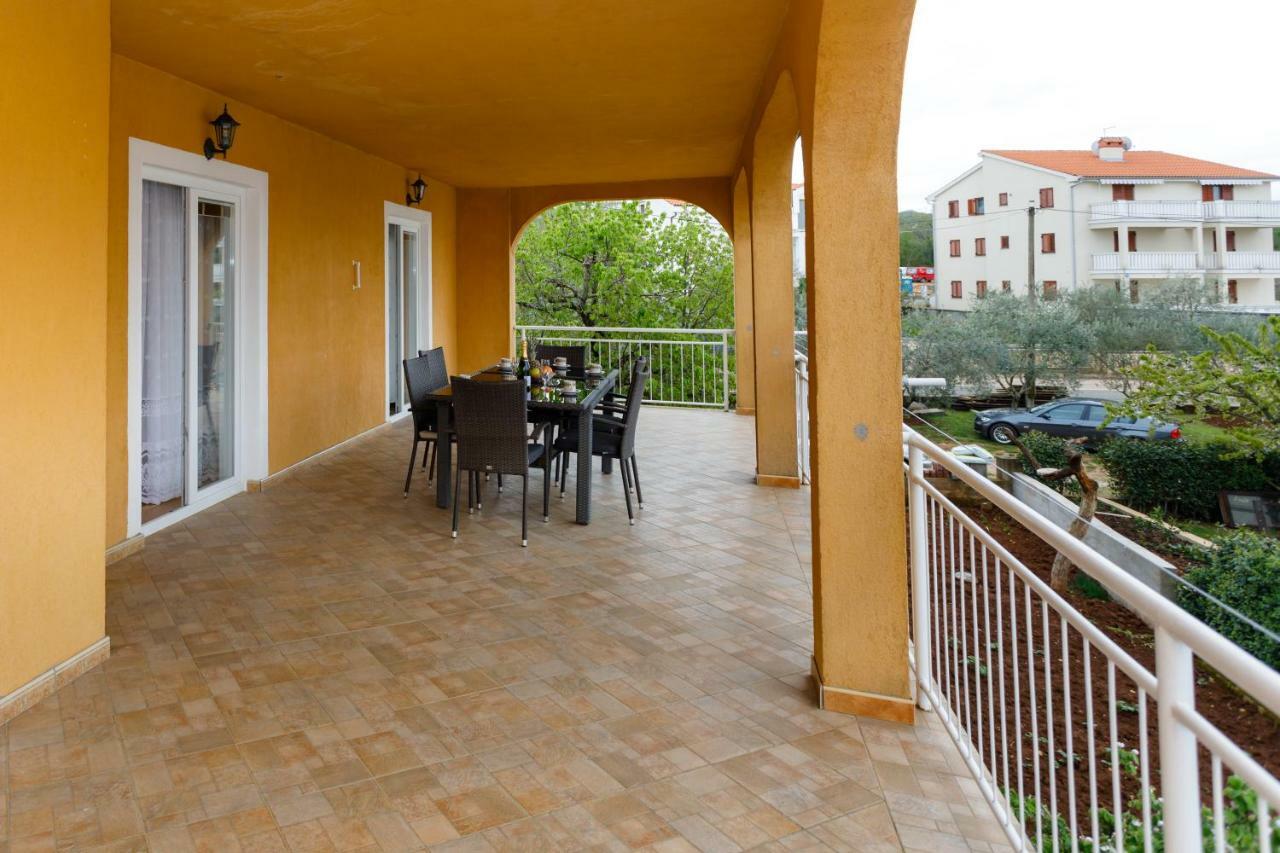 Spacious And Modern App With Big Terrace Malinska Exterior photo