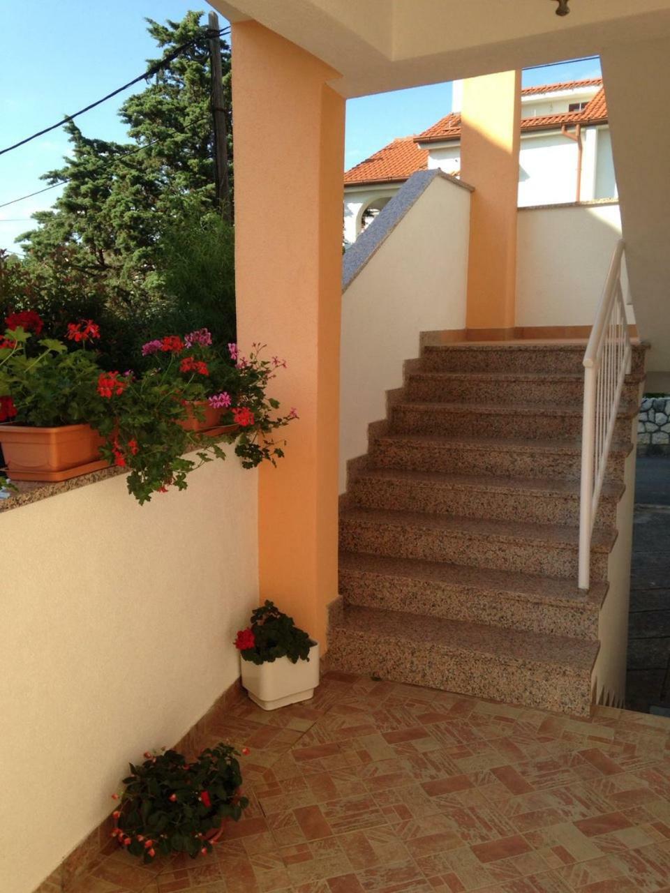 Spacious And Modern App With Big Terrace Malinska Exterior photo